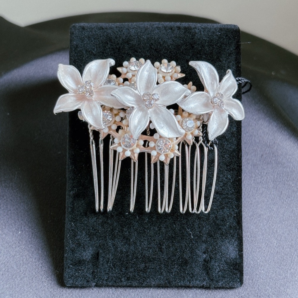 Elegant Floral Pearl Hair Comb